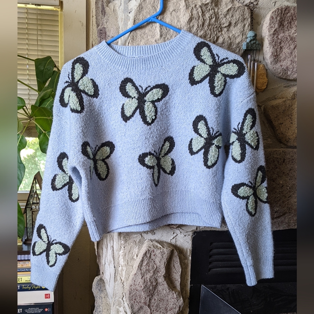 Butterfly Patterned Cropped Sweater - Light Blue